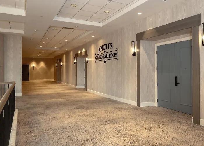 Knott'S Hotel